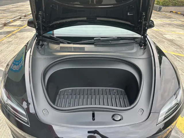 Tesla Model 3 — Фото автомобиля 14