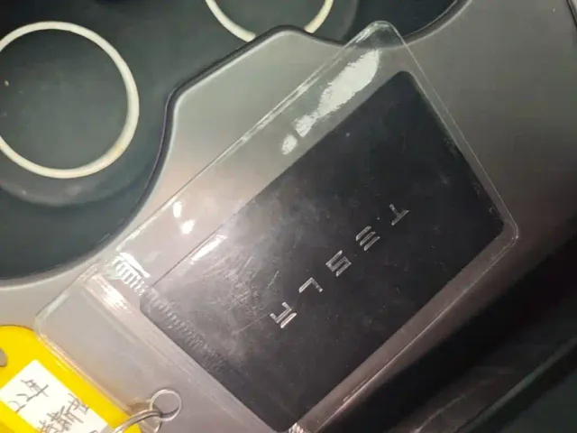 Tesla Model 3 — Фото автомобиля 8