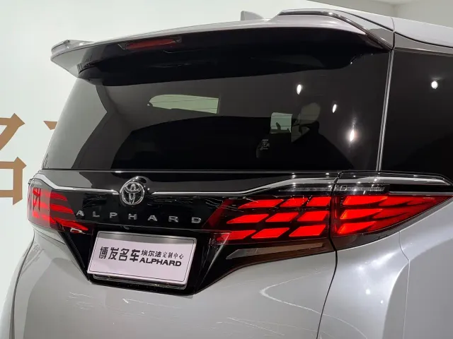 Toyota Alphard — Фото автомобиля 8