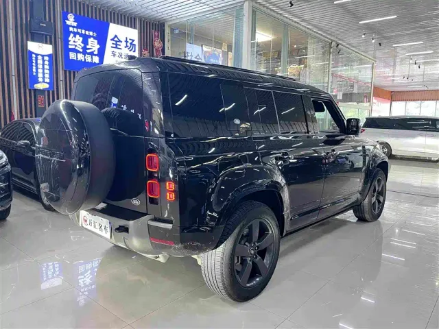 Land Rover Defender — Фото автомобиля 12