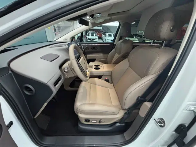 Li Auto i8 — Фото автомобиля 5