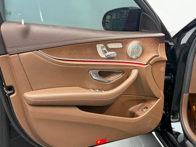 Mercedes-Benz E-Class — Фото автомобиля 10