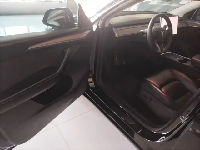 Tesla Model Y — Фото автомобиля 15