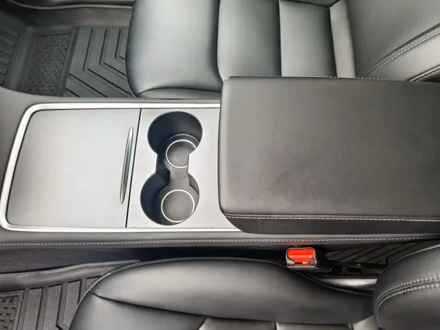 Tesla Model Y — Фото автомобиля 8