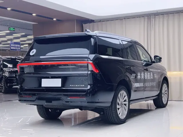 Lincoln Navigator — Фото автомобиля 17