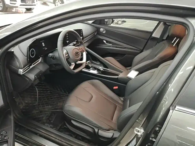 Hyundai Elantra — Фото автомобиля 14