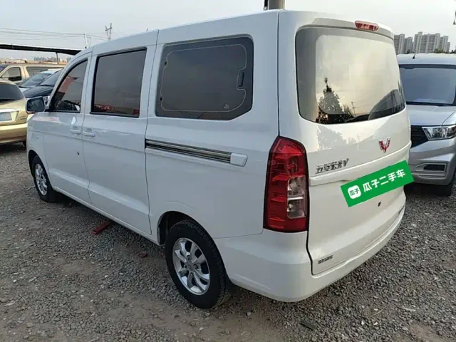 Wuling Hongguang V — Фото автомобиля 4