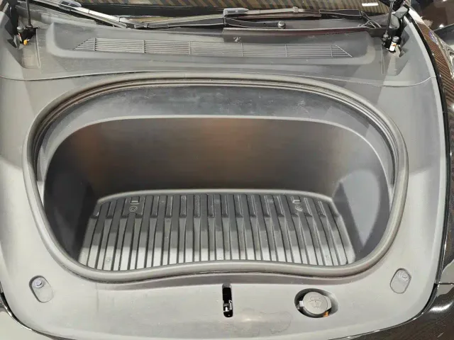 Tesla Model 3 — Фото автомобиля 10