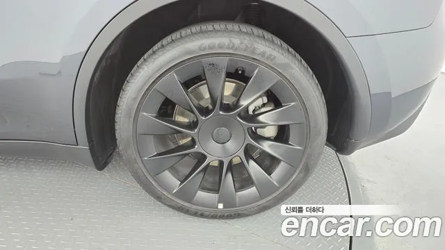 Tesla Model Y — Фото автомобиля 6