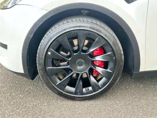 Tesla Model Y — Фото автомобиля 5