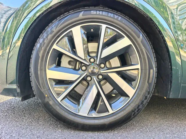 Li Auto L8 — Фото автомобиля 18