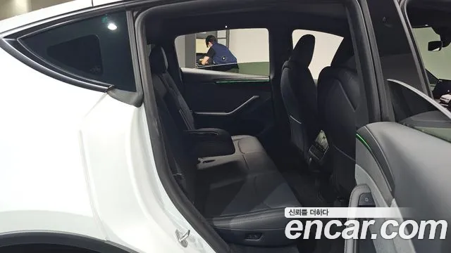 Tesla Model Y — Фото автомобиля 11
