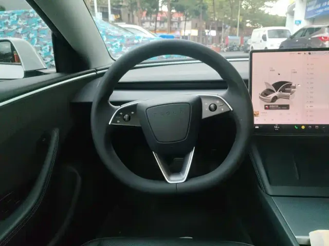 Tesla Model 3 — Фото автомобиля 6