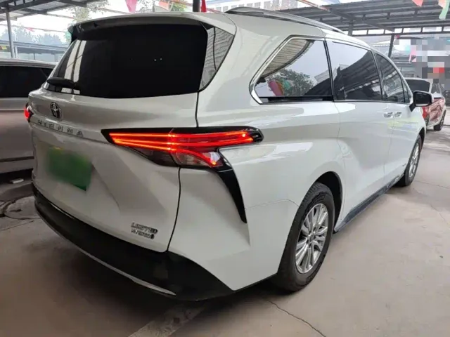 Toyota Sienna — Фото автомобиля 6