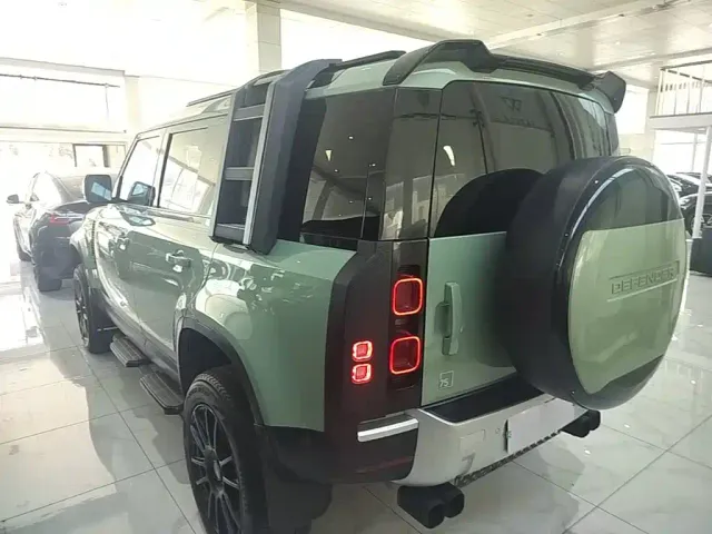 Land Rover Defender — Фото автомобиля 4