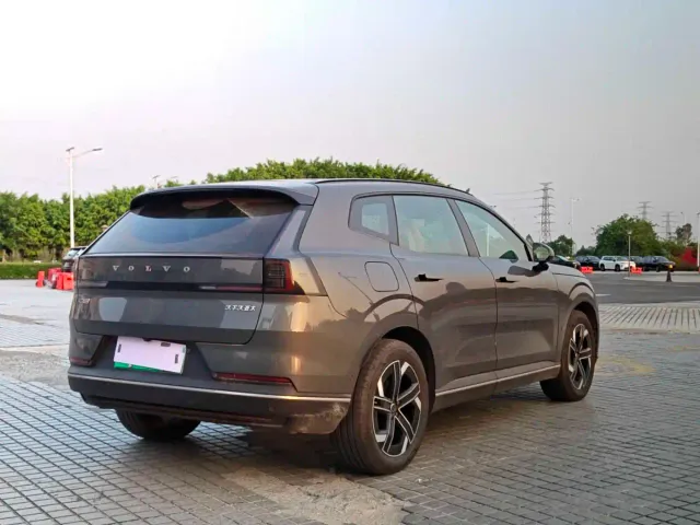 Volvo XC70 Plug-in Hybrid — Фото автомобиля 2