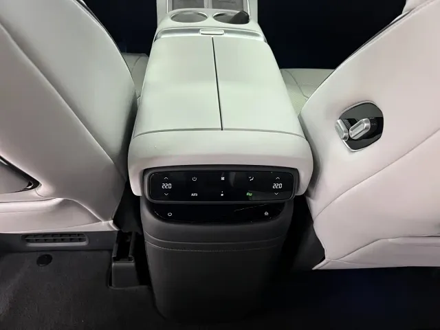 Xpeng X9 — Фото автомобиля 15