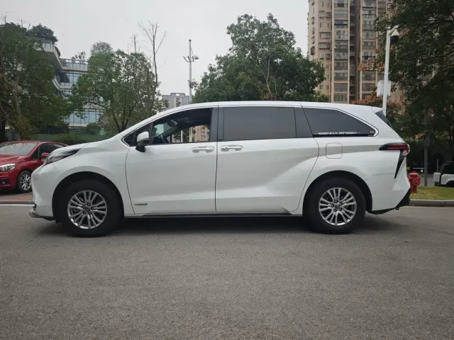 Toyota Sienna — Фото автомобиля 2