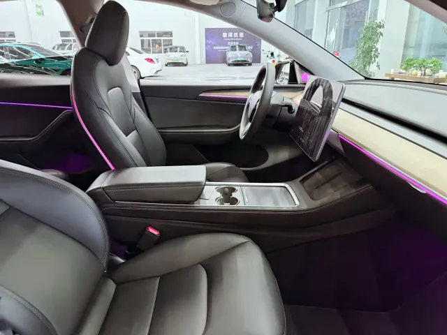 Tesla Model Y — Фото автомобиля 17