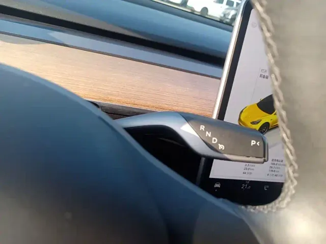 Tesla Model 3 — Фото автомобиля 13
