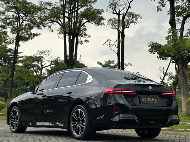 BMW 5 Series — Фото автомобиля 4