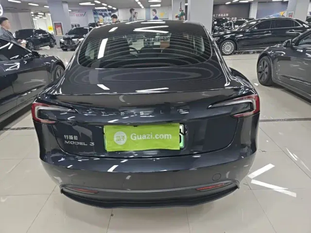 Tesla Model 3 — Фото автомобиля 5