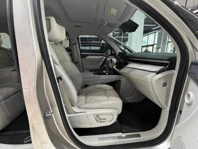 Volvo EM90 — Фото автомобиля 9