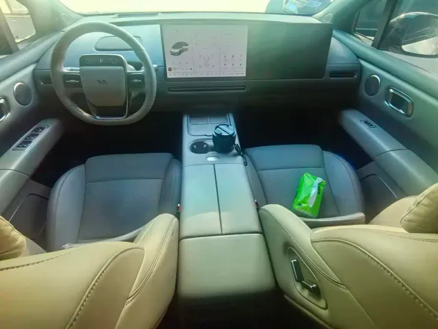 Li Auto Li Auto i6 2025 2WD Base Model — Фото автомобиля 10