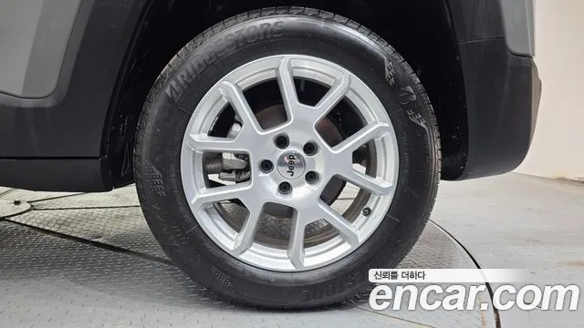 Jeep Renegade — Фото автомобиля 18