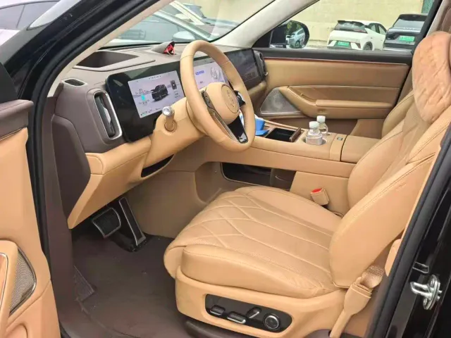 AITO Wenjie AITO M8 2025 Extended Range Ultra 53.4kWh 6-Seater — Фото автомобиля 7