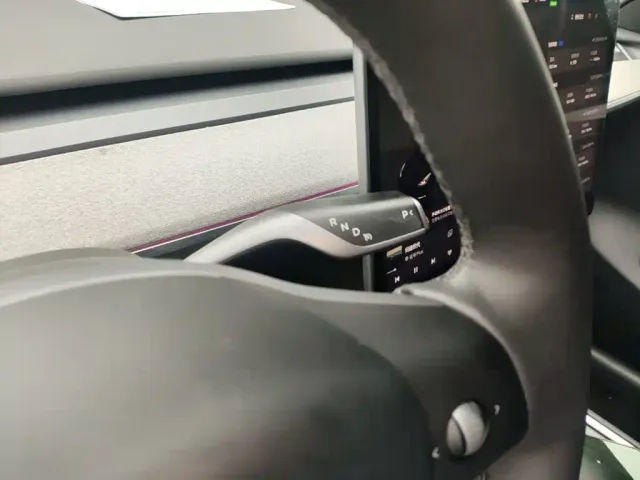 Tesla Model Y — Фото автомобиля 13