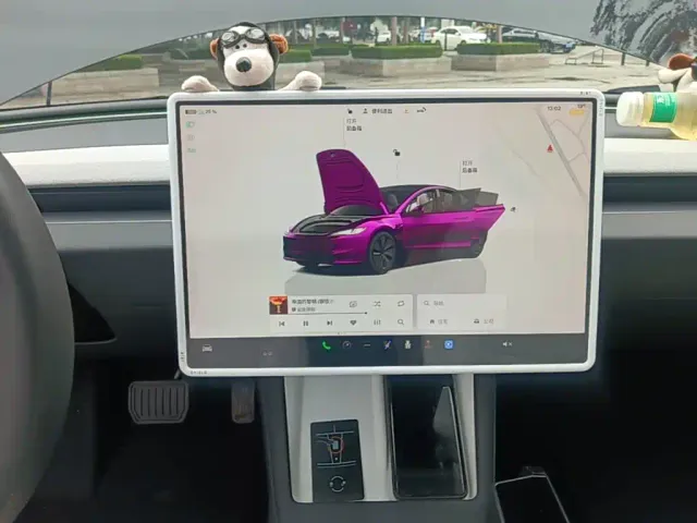 Tesla Model 3 — Фото автомобиля 12