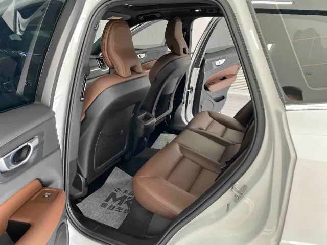 Volvo XC60 — Фото автомобиля 13