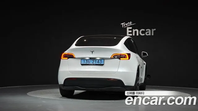 Tesla Model Y — Фото автомобиля 4