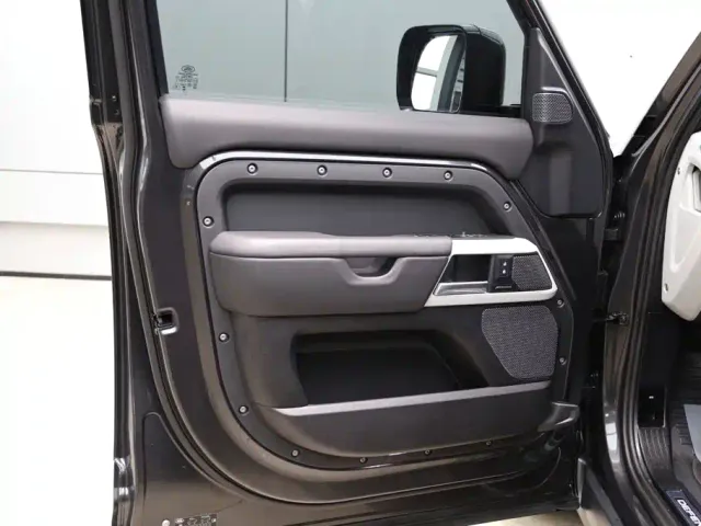 Land Rover Defender — Фото автомобиля 10