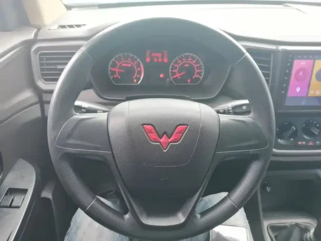 Wuling Hongguang V — Фото автомобиля 10