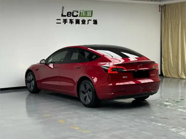 Tesla Model 3 — Фото автомобиля 6