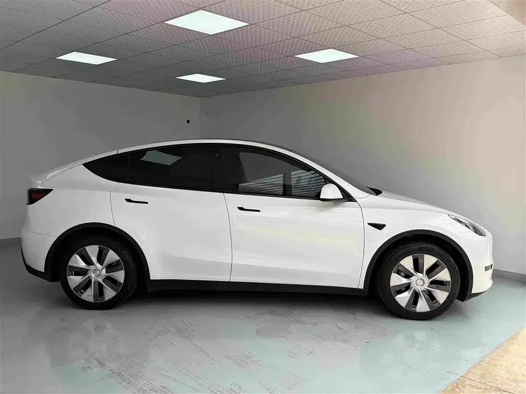 Tesla Model Y 2022 Facelift Rear-Wheel Drive Version — Фото автомобиля 3