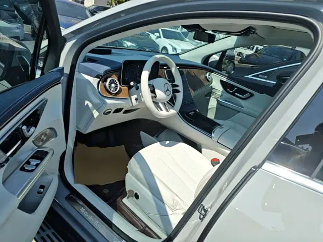 Mercedes-Benz EQE SUV — Фото автомобиля 15
