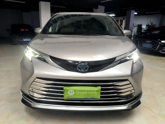 Toyota Sienna — Фото автомобиля 2