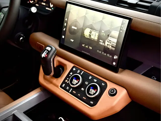 Land Rover Defender — Фото автомобиля 12