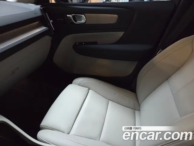 Volvo XC40 — Фото автомобиля 12