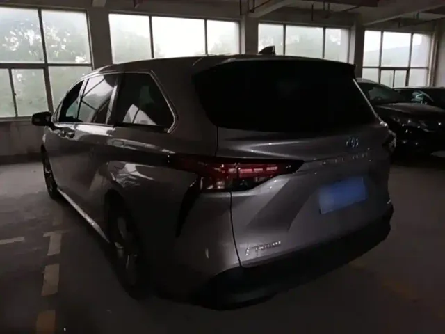 Toyota Sienna — Фото автомобиля 4