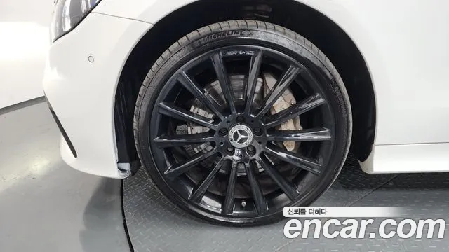 Mercedes-Benz E-Class — Фото автомобиля 25