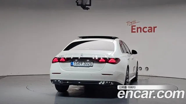 Mercedes-Benz E-Class — Фото автомобиля 3