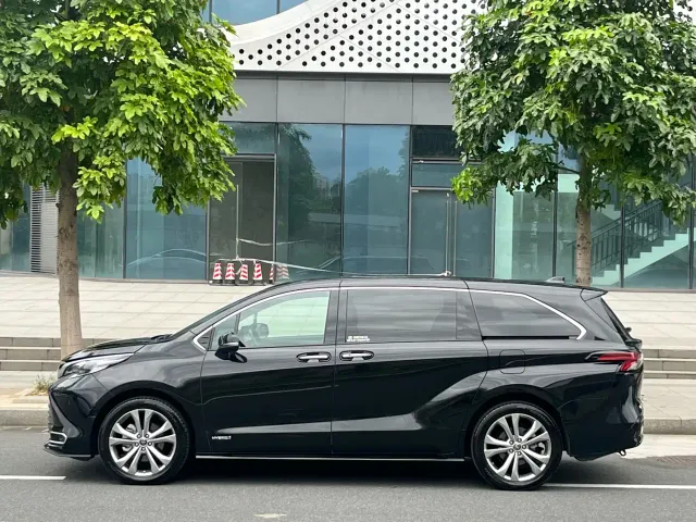 Toyota Sienna — Фото автомобиля 7