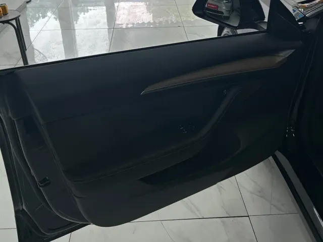 Tesla Model 3 — Фото автомобиля 5