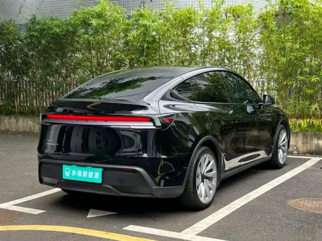 Tesla Model Y — Фото автомобиля 14