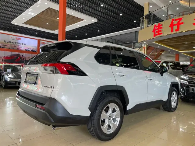 Toyota RAV4 — Фото автомобиля 4