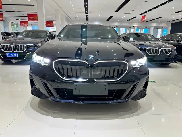 BMW 5 Series — Фото автомобиля 2
